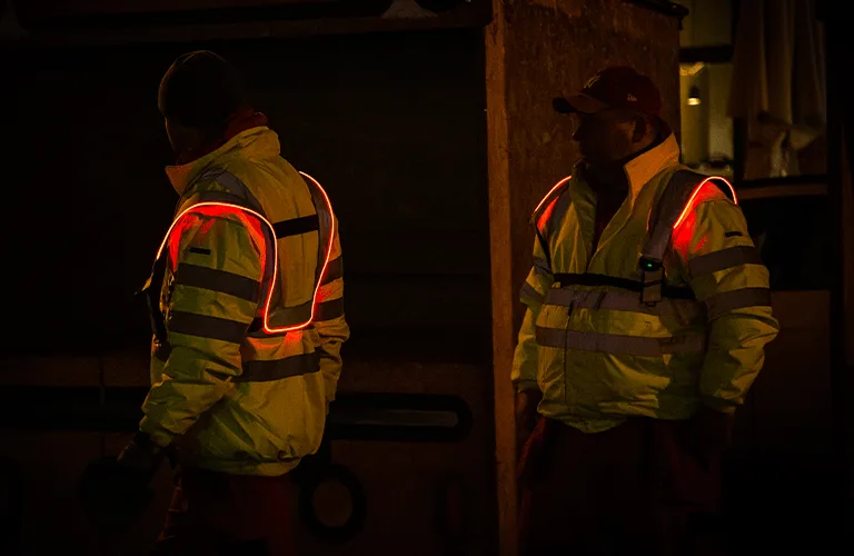 Dos trabajadores con el equipo Heavy Duty en pleno funcionamiento, realizando tareas nocturnas